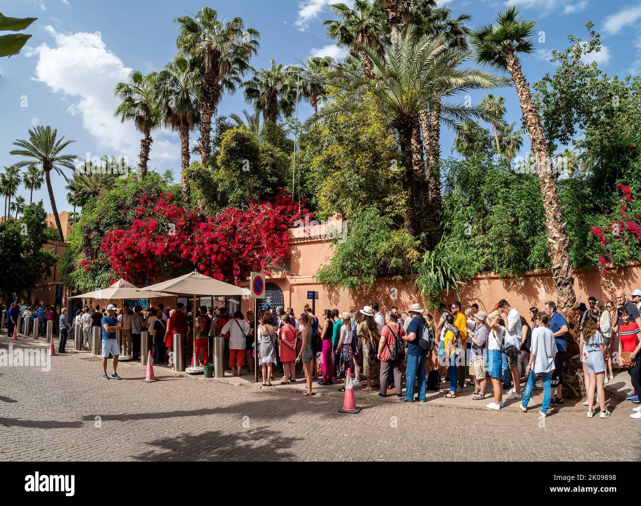 Le Jardin Majorelle, Marrakech, Marocco - 29 aprile 2019: Persone in fila per entrare nel giardino Majorelle Foto Stock