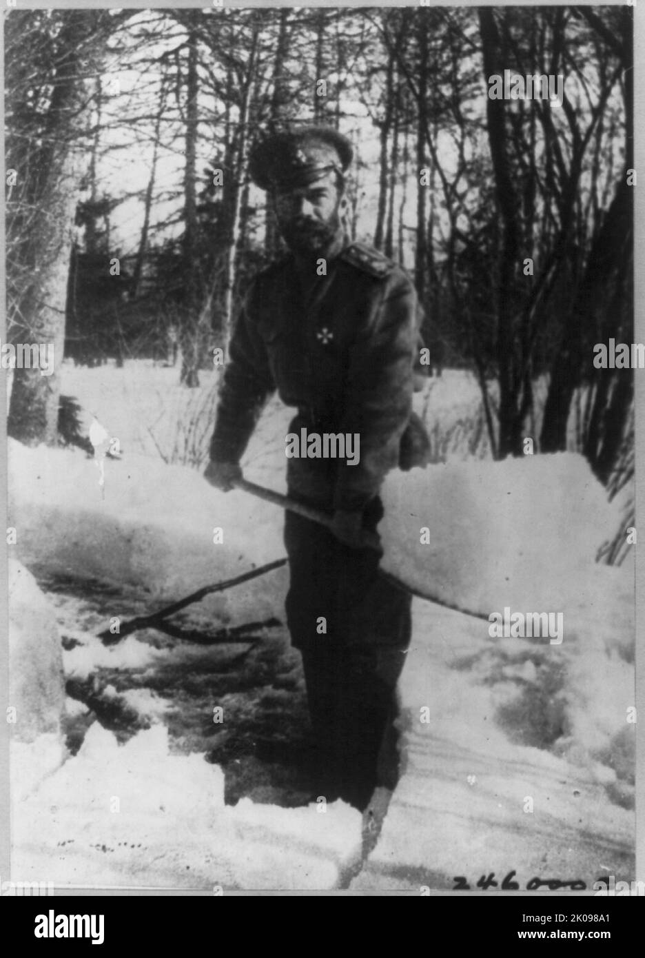 L'imperatore Nicola II spalava la neve nel parco di Tsarskoe Selo, Russia, dove lui e la famiglia reale furono internati, nel 1917. Nicola II o Nikolai II Alexandrovich Romanov (6 maggio 1868 – 17 luglio 1918), noto nella Chiesa ortodossa russa come San Nicola il portatore della Passione, fu l'ultimo imperatore della Russia, re del Congresso di Polonia e Granduca di Finlandia, Sentenza del 1 novembre 1894 fino alla sua abdicazione del 15 marzo 1917. Foto Stock