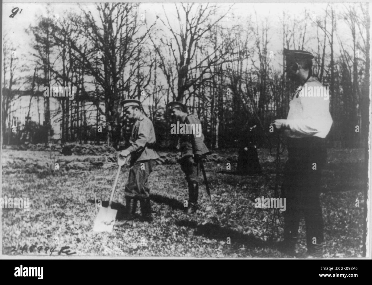 L'imperatore Nicola II lavora nel giardino della cucina a Tsarskoe Selo. Nicola II o Nikolai II Alexandrovich Romanov (6 maggio 1868 – 17 luglio 1918), noto nella Chiesa ortodossa russa come San Nicola il portatore della Passione, fu l'ultimo imperatore della Russia, re del Congresso di Polonia e Granduca di Finlandia, Sentenza del 1 novembre 1894 fino alla sua abdicazione del 15 marzo 1917. Foto Stock