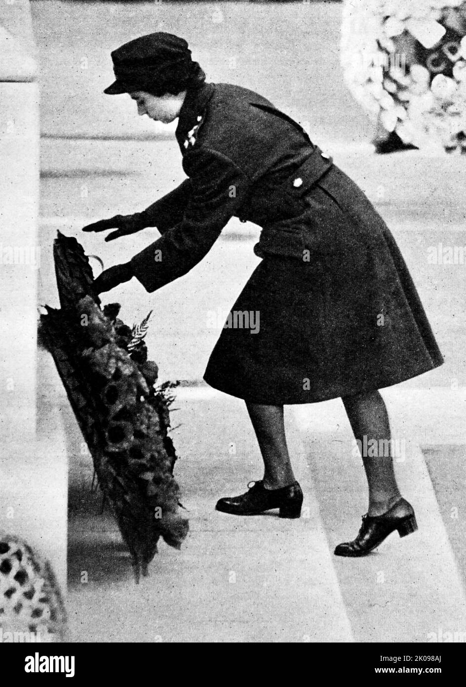 S.A.R. la principessa Elisabetta, nel 1949, eresse una corona al Cenotaf. Principessa Elisabetta. Elizabeth II (Elizabeth Alexandra Mary, 21 aprile 1926) è una regina del Regno Unito e 15 altri regni del Commonwealth. È la figlia maggiore del re Giorgio VI e della regina Elisabetta. Foto Stock