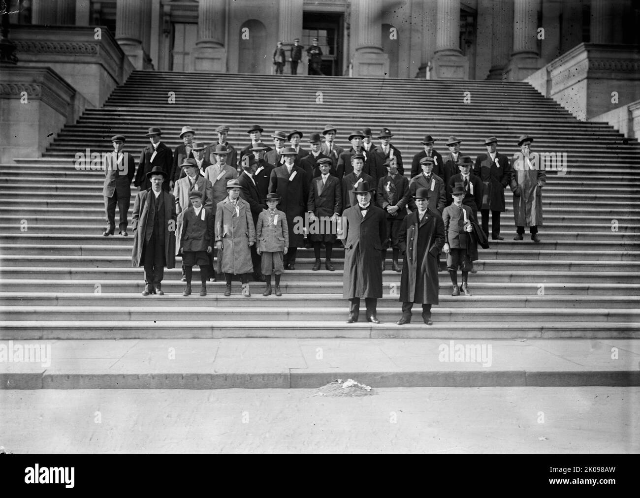 Coltivatori di cotone sui gradini del Campidoglio - il congressista Tom Heflin dell'Alabama, Front Center, 1912. [COLTIVATORI di cotone DEGLI STATI UNITI: Il senatore James Thomas Heflin, soprannominato "Cotton Tom", è in prima fila, 1st a sinistra]. Foto Stock