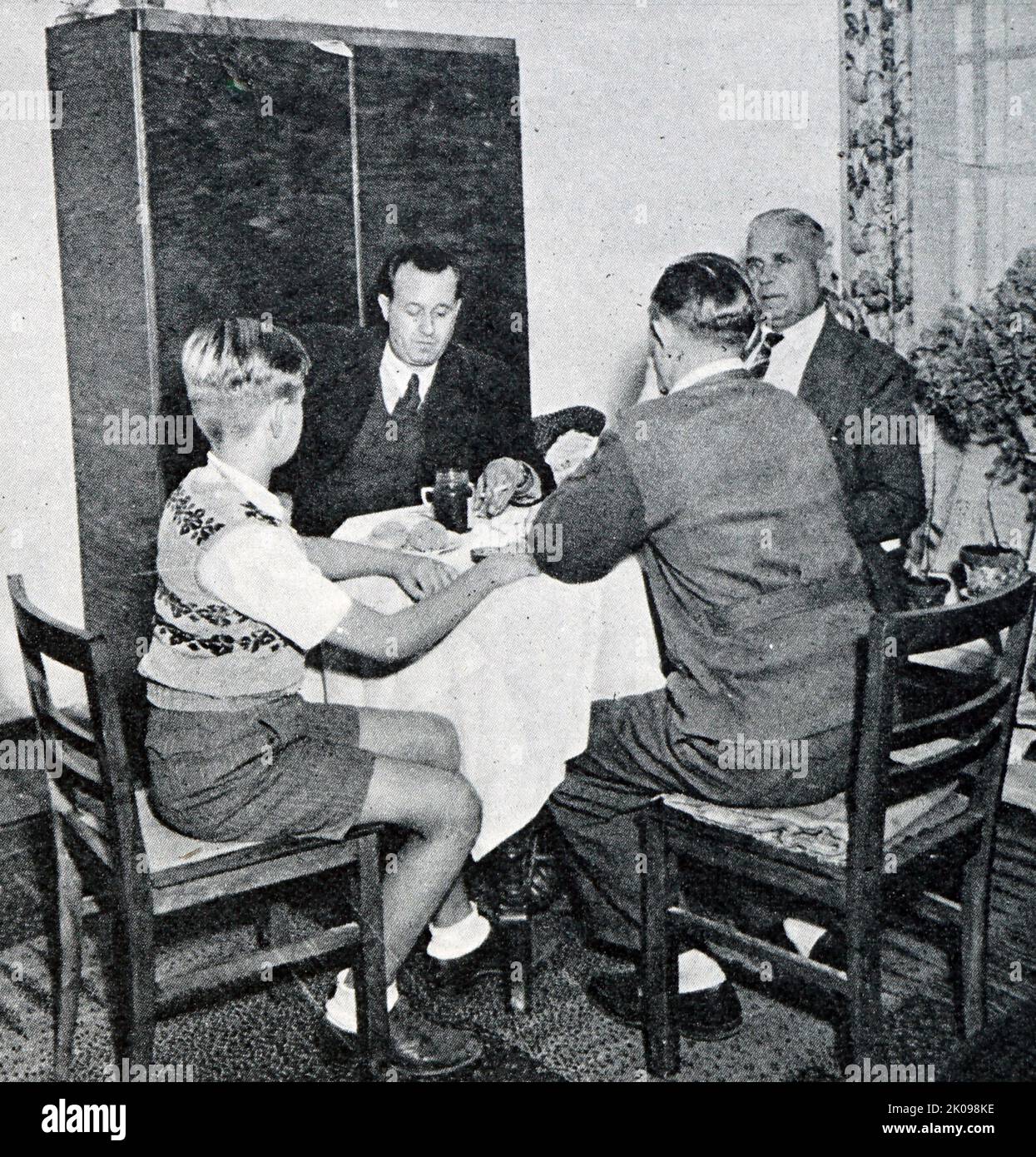 Famiglia di rifugiati nella loro casa presso l'ex campo di concentramento di Dachau. Rifugiati nell'ex campo di concentramento di Dachau. Dachau era un campo di concentramento nazista aperto il 22 marzo 1933, che inizialmente era destinato a tenere prigionieri politici. Si trova a nord-ovest di Monaco, nello stato della Baviera, nella Germania meridionale. Negli anni del dopoguerra, la struttura di Dachau servì per tenere soldati delle SS in attesa di processo. Dopo il 1948, deteneva i tedeschi etnici che erano stati espulsi dall'Europa orientale e che erano in attesa di reinsediamento, e fu utilizzato anche per un certo periodo come base militare degli Stati Uniti durante l'occupazione. IO Foto Stock