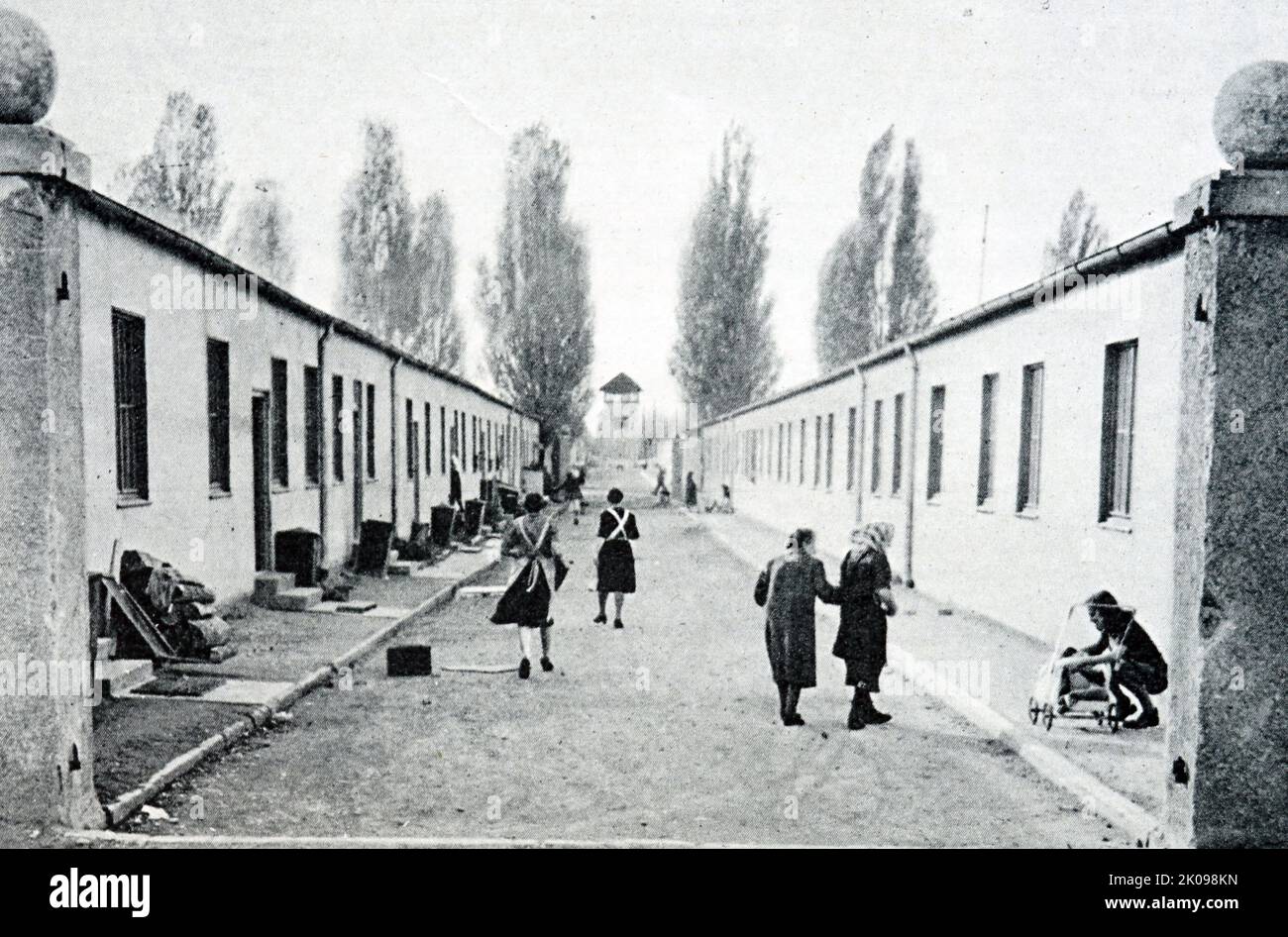 Rifugiati nell'ex campo di concentramento di Dachau. Dachau era un campo di concentramento nazista aperto il 22 marzo 1933, che inizialmente era destinato a tenere prigionieri politici. Si trova a nord-ovest di Monaco, nello stato della Baviera, nella Germania meridionale. Negli anni del dopoguerra, la struttura di Dachau servì per tenere soldati delle SS in attesa di processo. Dopo il 1948, deteneva i tedeschi etnici che erano stati espulsi dall'Europa orientale e che erano in attesa di reinsediamento, e fu utilizzato anche per un certo periodo come base militare degli Stati Uniti durante l'occupazione. È stato infine chiuso nel 1960. Foto Stock
