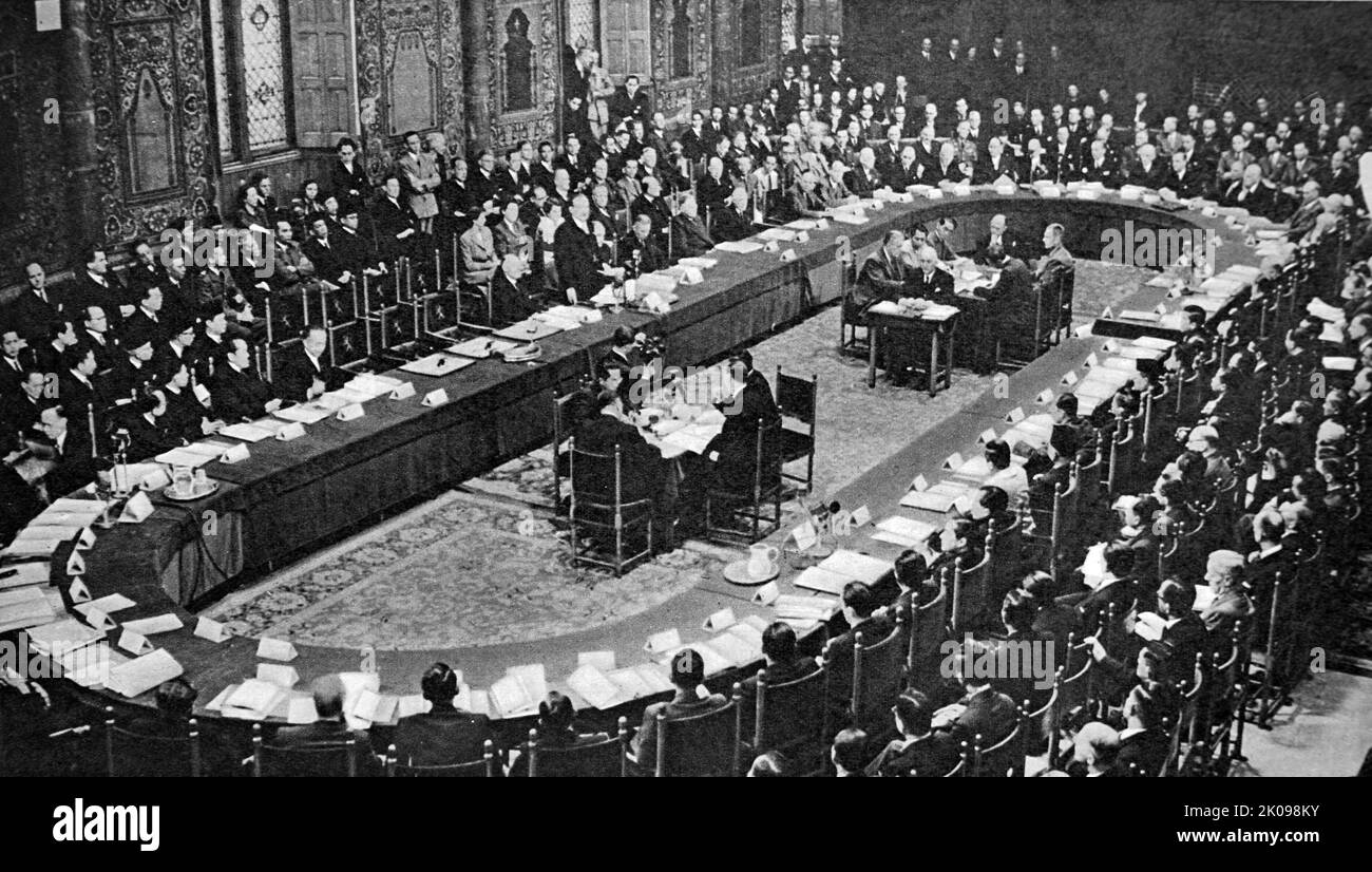 La Tavola rotonda olandese-indonesiana si è tenuta all'Aia dal 23 agosto al 2 novembre 1949, tra rappresentanti del Regno dei Paesi Bassi, della Repubblica di Indonesia e dell'Assemblea consultiva federale, in rappresentanza di vari stati creati dagli olandesi nell'arcipelago indonesiano. Il primo ministro olandese W. Drees si rivolge alla conferenza. Foto Stock