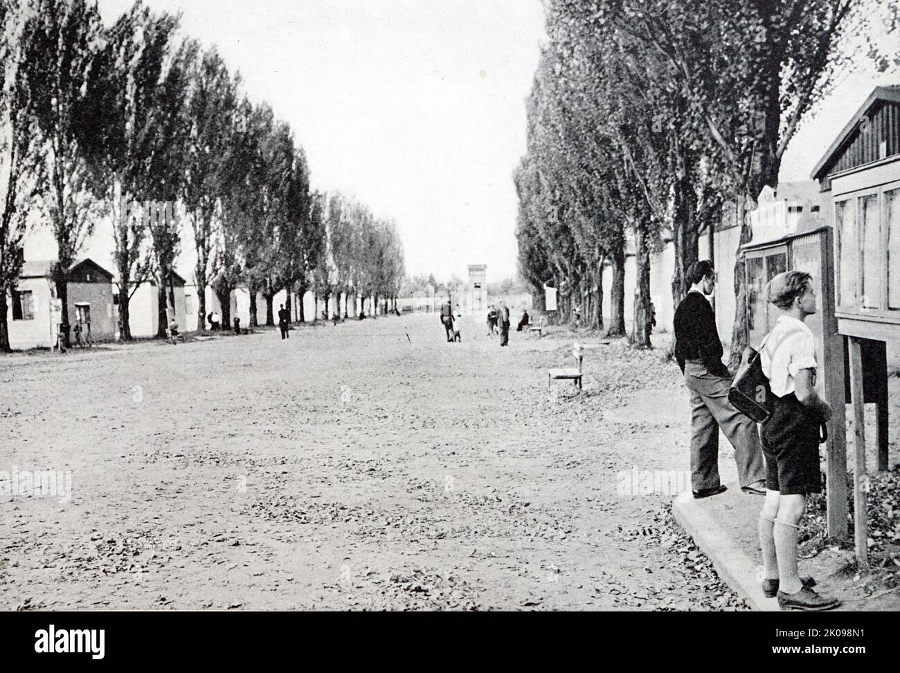 L'ex campo di concentramento di Dachau è utilizzato per ospitare i rifugiati. Rifugiati nell'ex campo di concentramento di Dachau. Dachau era un campo di concentramento nazista aperto il 22 marzo 1933, che inizialmente era destinato a tenere prigionieri politici. Si trova a nord-ovest di Monaco, nello stato della Baviera, nella Germania meridionale. Negli anni del dopoguerra, la struttura di Dachau servì per tenere soldati delle SS in attesa di processo. Dopo il 1948, deteneva i tedeschi etnici che erano stati espulsi dall'Europa orientale e che erano in attesa di reinsediamento, e fu utilizzato anche per un certo periodo come base militare degli Stati Uniti durante l'occupazione. IO Foto Stock