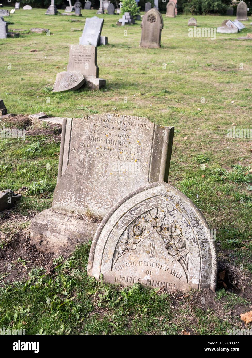 Lapidi rotte nel cimitero di St Cuthbert a New Herrington, Sunderland, Inghilterra, Regno Unito Foto Stock