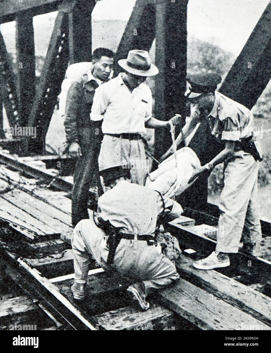 Costanti della polizia di Hong Kong che controlla i fasci di cinesi che attraversano il territorio britannico, al ponte di frontiera ferroviario. Foto Stock
