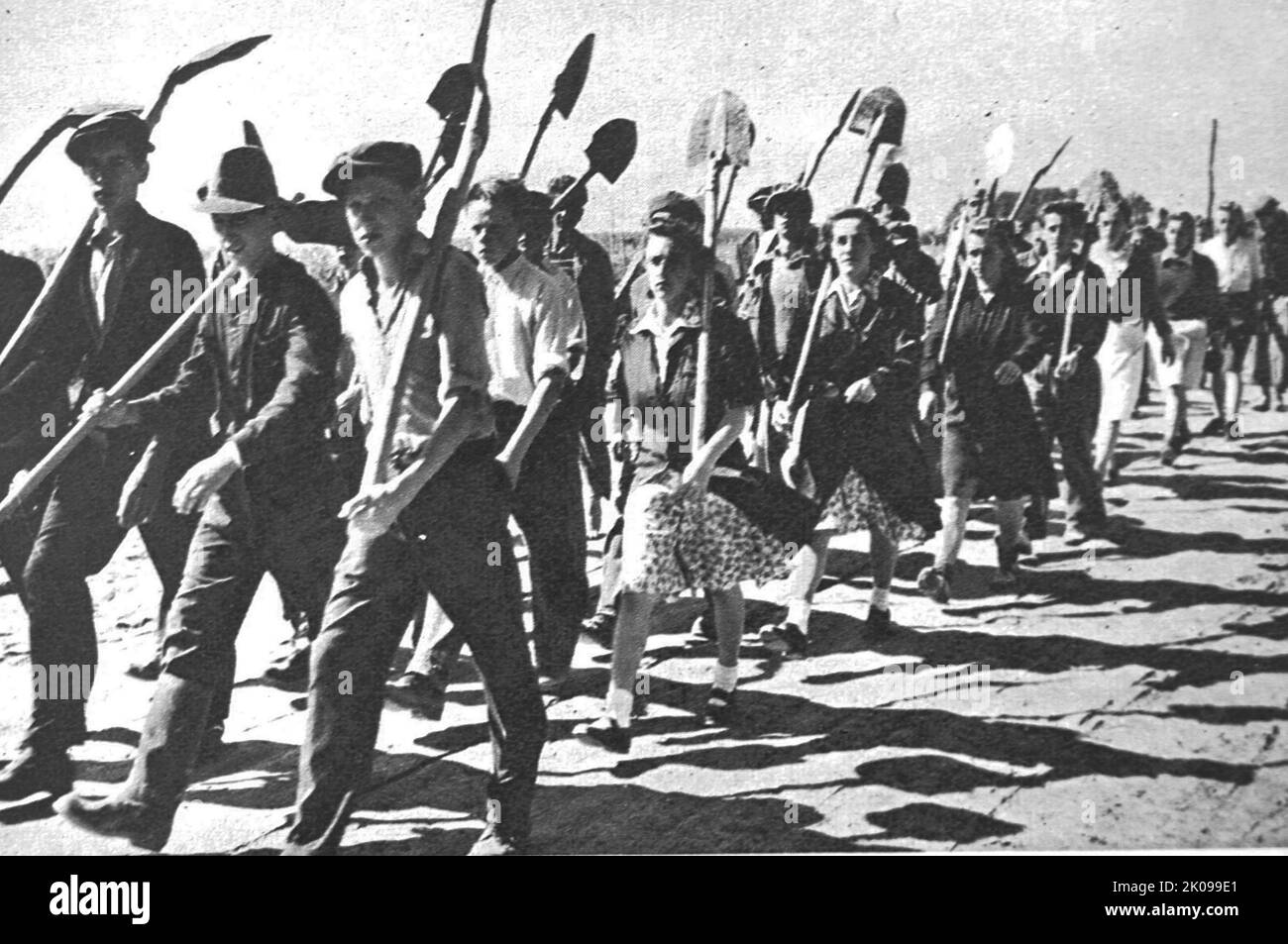 Lavoratori delle brigate giovanili nel programma di sviluppo stradale jugoslavo. Foto Stock