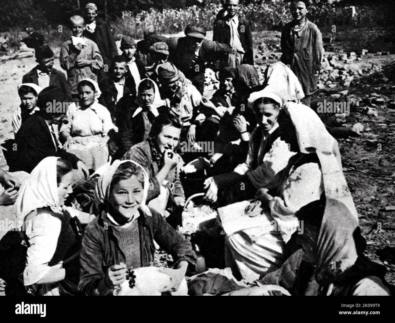 I lavoratori delle brigate giovanili hanno un pic-nic durante la loro giornata in Jugoslavia. Foto Stock