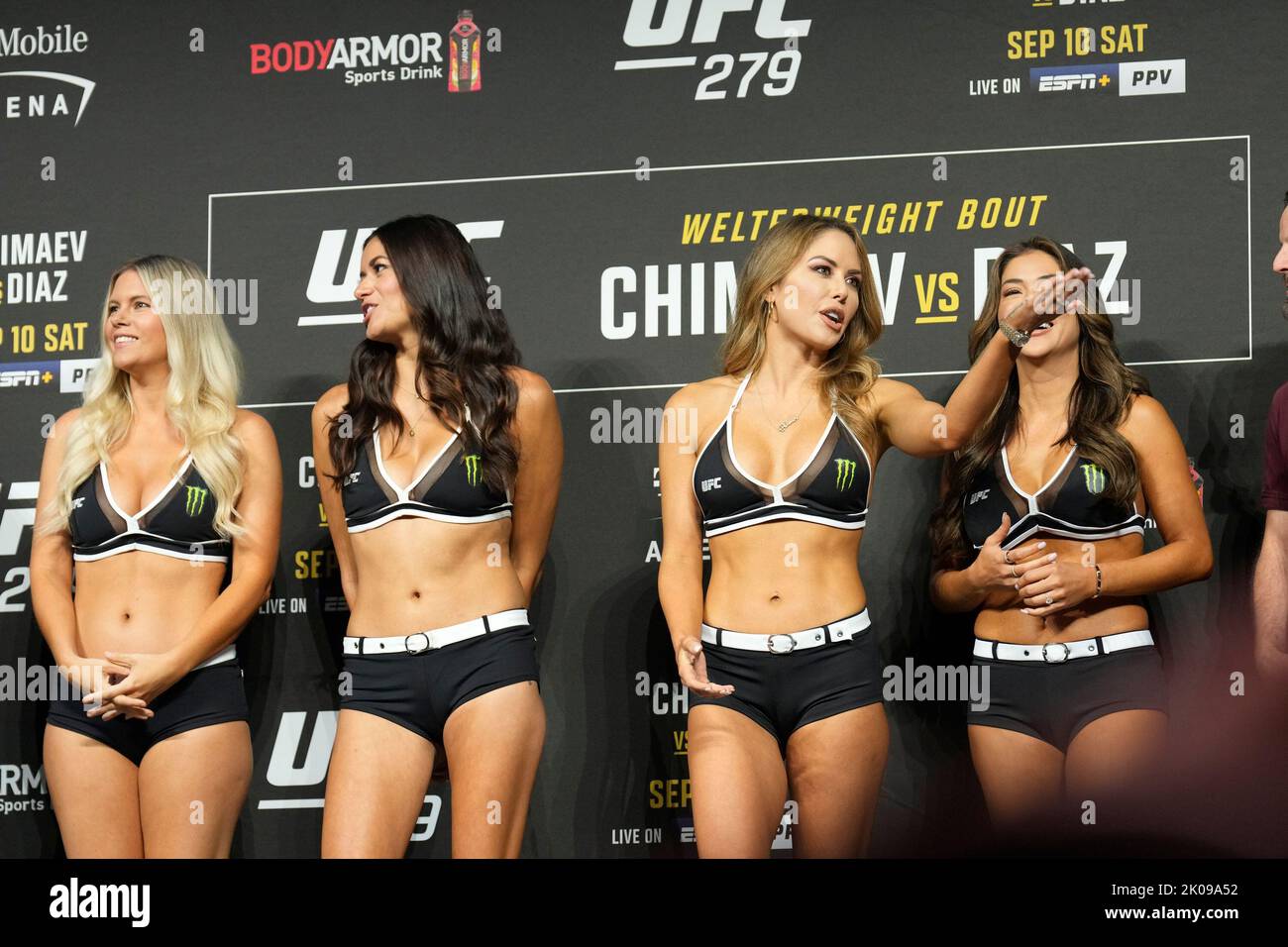 LAS VEGAS, NV - 9 settembre: The UFC279 Ring Girls at MGM Grand Garden Arena for UFC 279 - Chimaev vs Diaz - Ceremonial Weigh-in on 9 settembre 2022 a Las Vegas, NV, Stati Uniti. (Foto di Louis Grasse/PxImages) Foto Stock