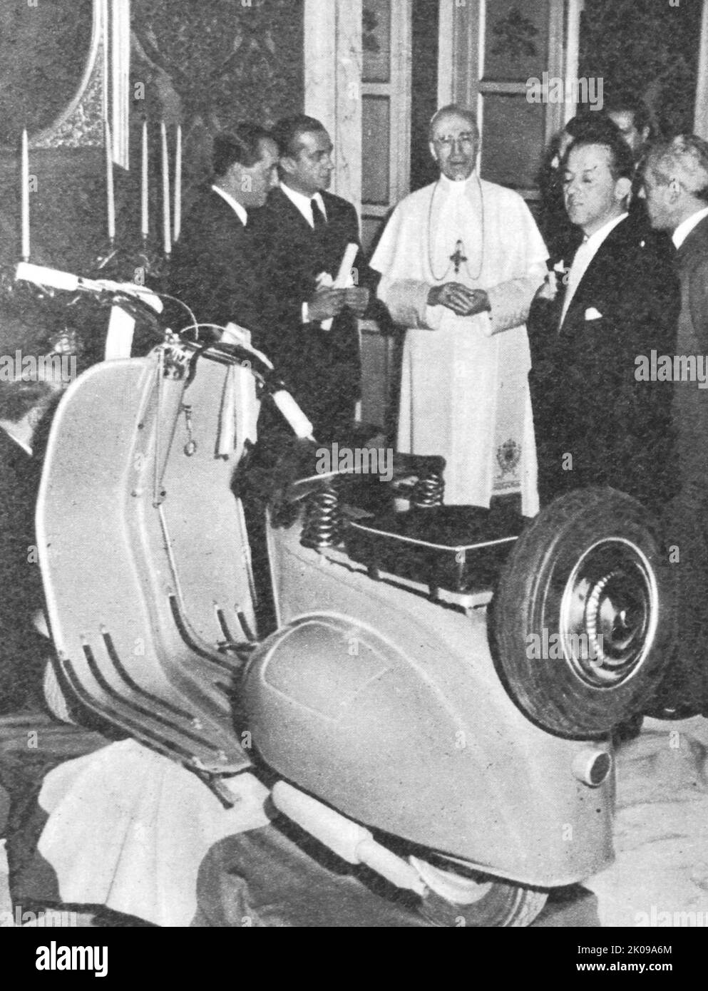 Il Papa con uno scooter a motore. Foto Stock