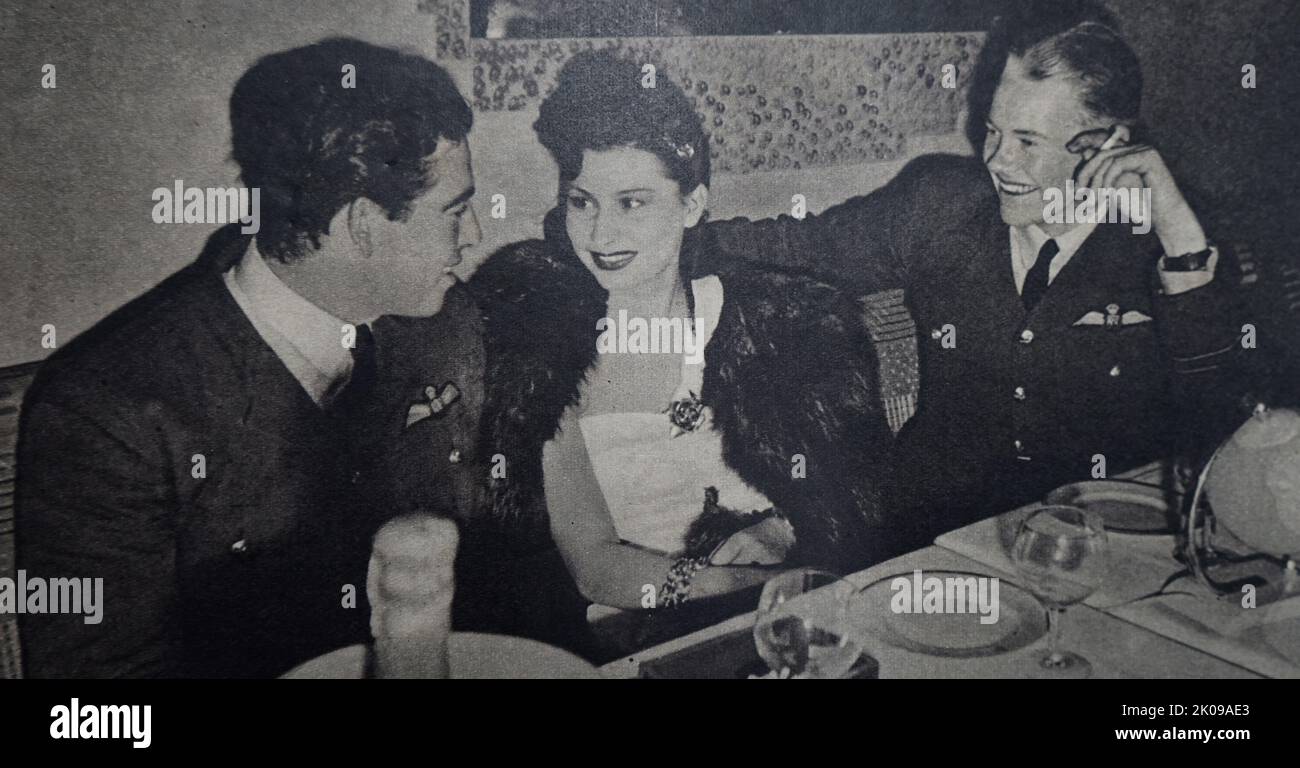 La cantante di cabaret polacco Vivien Paget intrattiene il personale dell'aeronautica britannica al Paradise Club di Londra. Foto Stock