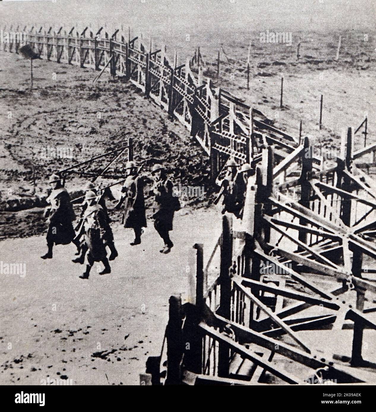 Soldati belgi che pattugliano la frontiera belgo-tedesca, che ha forti fortificazioni e barriere anticarro durante la seconda guerra mondiale Foto Stock