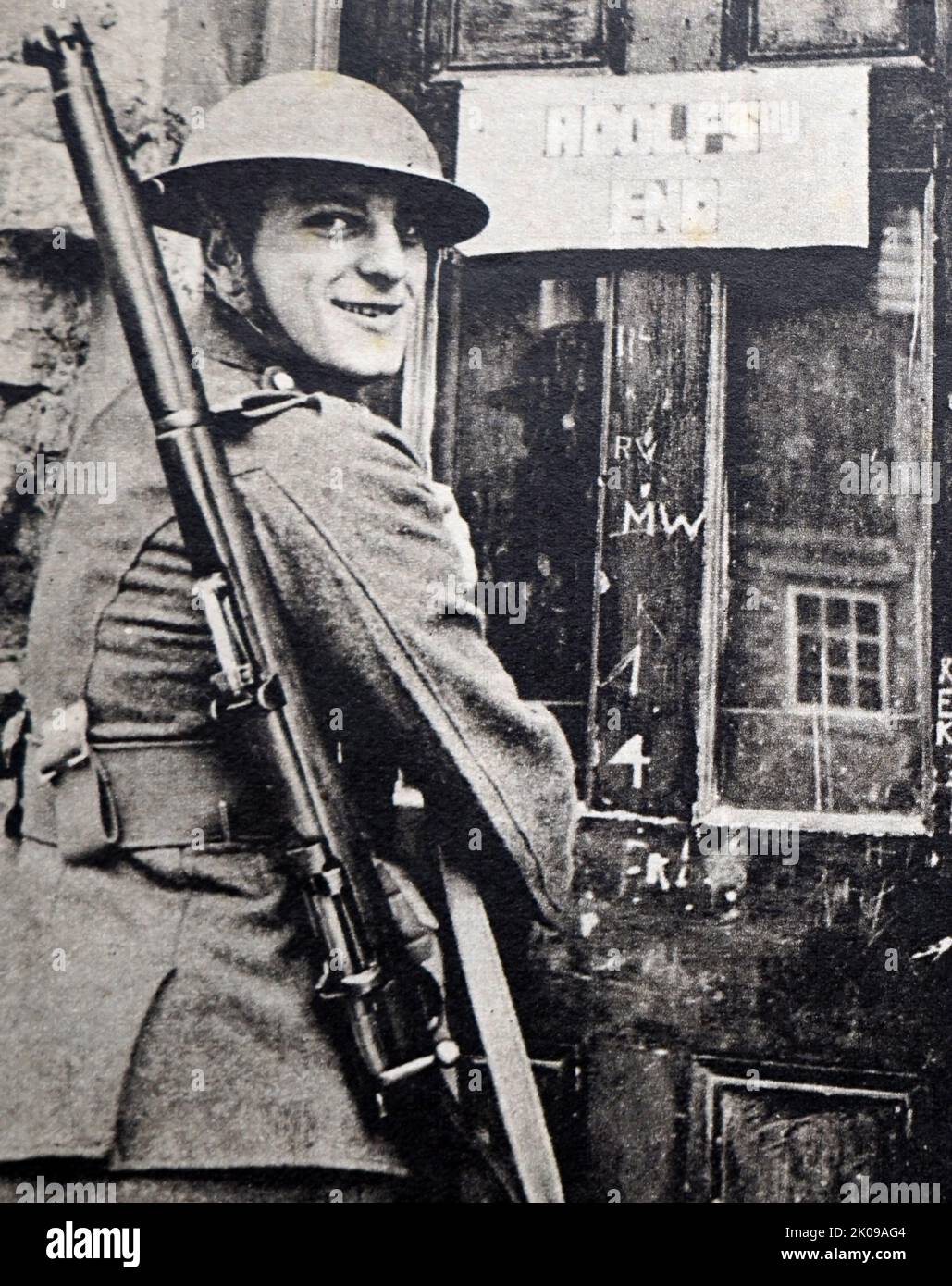 Soldato dell'esercito britannico alla porta del suo biletto. Foto Stock
