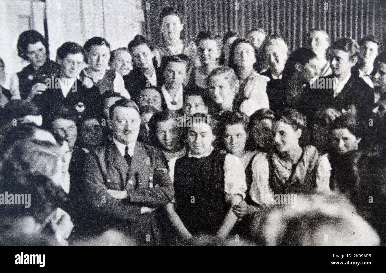 Cantare a Graz con Adolf Hitler, fotografato da Heinrich Hoffmann. Heinrich Hoffmann (12 settembre 1885 – 15 dicembre 1957) è stato un . Foto Stock