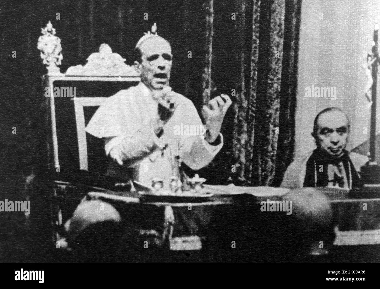 Papa Pio XII, nato Eugenio Maria Giuseppe Giovanni Pacelli (2 marzo 1876 – 9 ottobre 1958), fu capo della Chiesa cattolica e sovrano dello Stato della Città del Vaticano dal 2 marzo 1939 alla sua morte nel 1958. Foto Stock