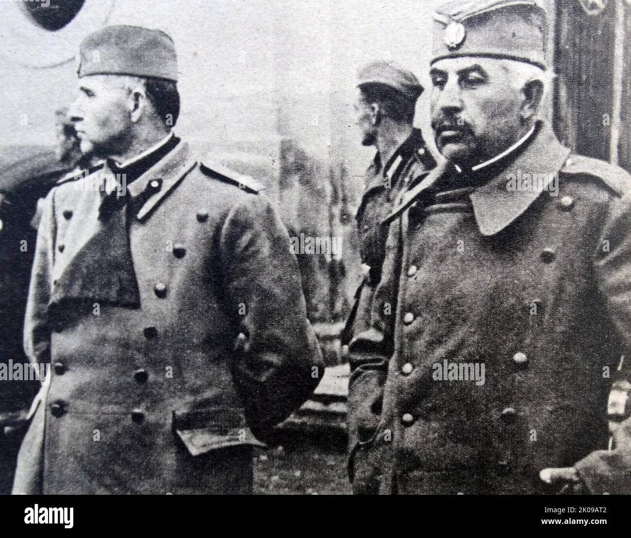 Catturò il generale serbo e il suo ADC in Jugoslavia, fotografato da Heinrich Hoffmann. Heinrich Hoffmann (12 settembre 1885 – 15 dicembre 1957) è stato un . Foto Stock