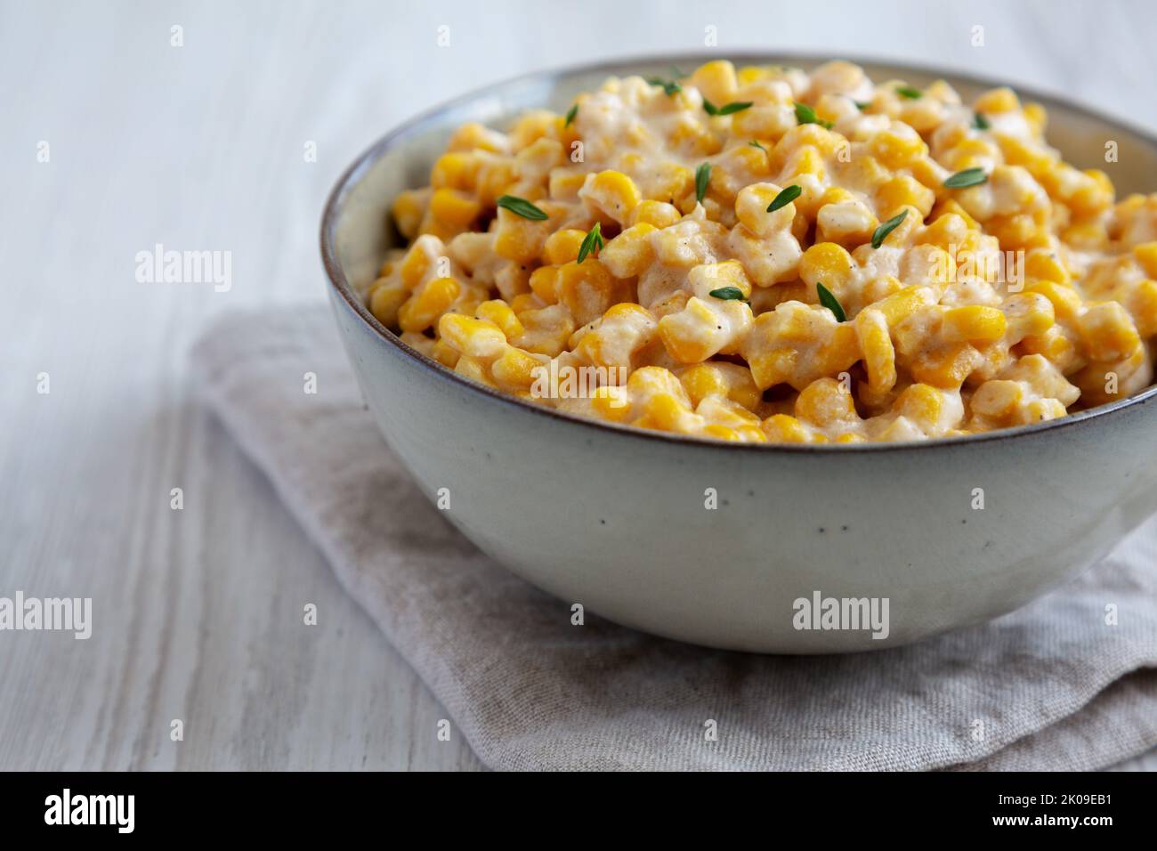 Slow Cooker fatto in casa Creamed Corn in una ciotola, vista ad angolo basso. Foto Stock