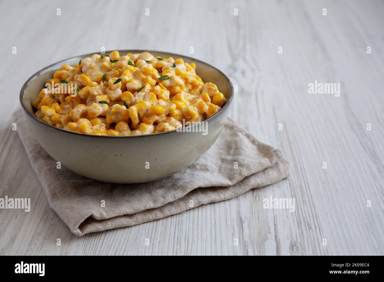 Slow Cooker fatto in casa con mais in una ciotola, vista laterale. Spazio di copia. Foto Stock