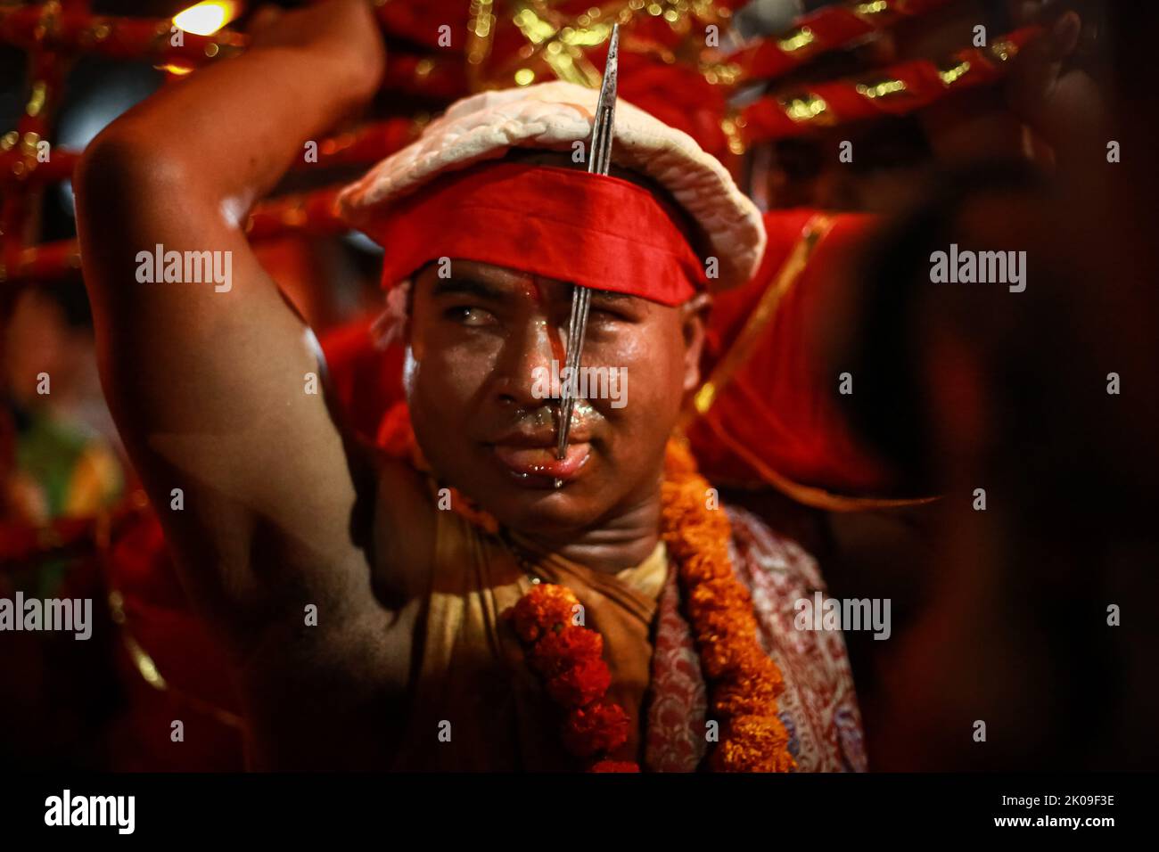 Thimi, Bhaktpaur, Bagmati, Nepal. 10th Set, 2022. Birendra Bhakta Gaju Shrestha esegue un rituale dopo aver piercing la lingua per il suo tempo nella sua vita, durante l'annuale Tongue Piercing Festival in occasione degli Indrajatra al villaggio di Diguli di Madhyapurthimi, Bhaktapur il Sabato. (Credit Image: © Amit Machamasi/ZUMA Press Wire) Foto Stock