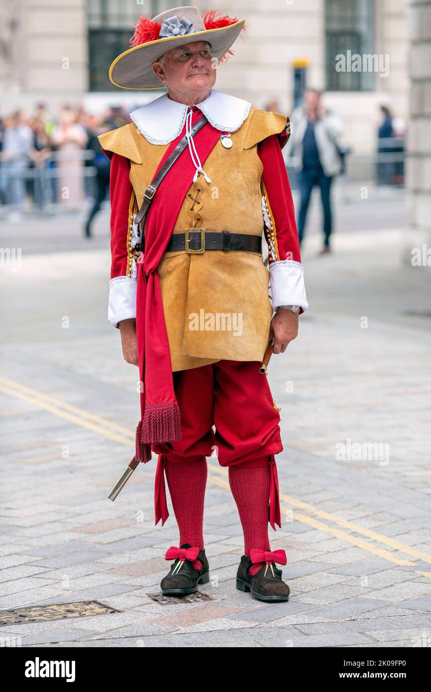 Un pikemen della Honourable Artillery Company si trova al di fuori del Royal Exchange nella città di Londra, dopo la lettura della proclamazione di adesione di re Carlo III in Foto data: Sabato 10 settembre 2022:Photo Horst A. Friedrichs Alamy Live News Foto Stock