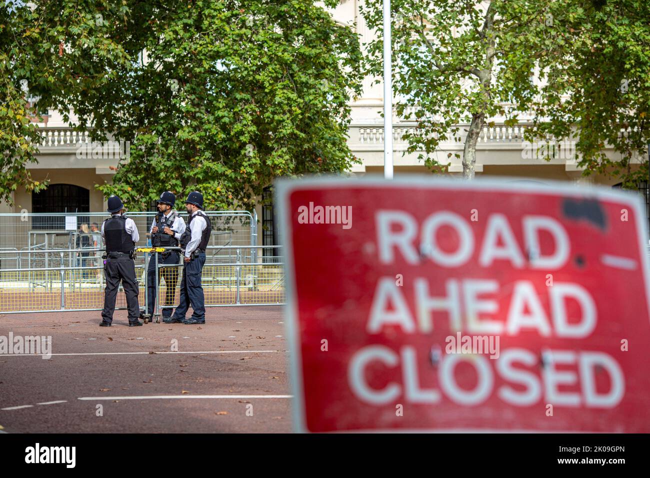 Londra UK 10th settembre 2022 - la strada è chiusa davanti all'ufficiale di polizia in piedi sul Mall guardando i lutto si riuniscono a Buckingham Palace mettendo i fiori e pagando i loro rispetti - la regina Elisabetta la seconda è morta ieri nel suo anno di Platinum Jubillee a Balmoral Castle. Friedrichs Alamy Live News Foto Stock