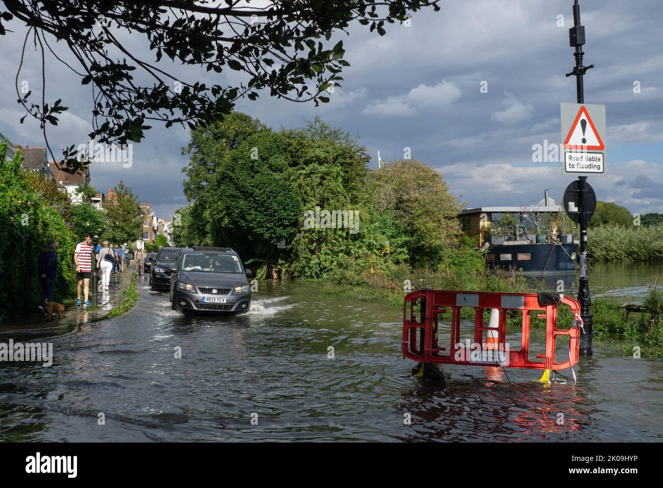 Londra, Inghilterra, Regno Unito. 10th settembre 2022. Pedoni che mantengono la distanza dai veicoli che guidano sulla riva allagata del Tamigi a Londra Ovest dopo i temporali. Cristina Massei/Alamy Live News Foto Stock