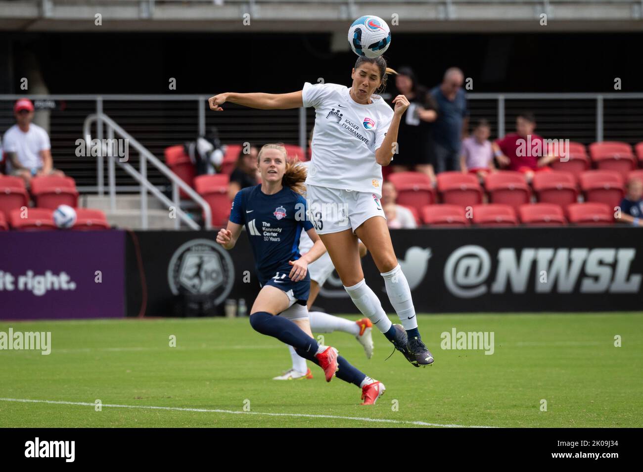 Washington, Stati Uniti. 10th Set, 2022. Wave Forward Katie Johnson spara la palla durante una partita Washington Spirit vs San Diego Wave nella National Women's Soccer League (NWSL) all'Audi Field, a Washington, DC, sabato 10 settembre, 2022. (Graeme Sloan/Sipa USA) Credit: Sipa USA/Alamy Live News Foto Stock