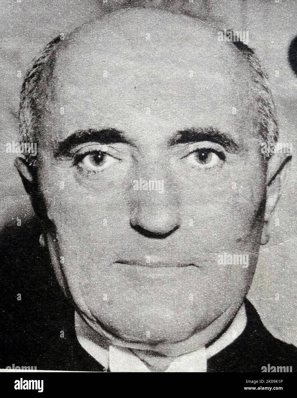 Ammiraglio Darlan. Jean Louis Xavier Francois Darlan (Parigi, 7 agosto 1881 – Parigi, 24 dicembre 1942) è stato un . Darlan era comandante in capo della Marina francese all'inizio della seconda guerra mondiale Darlan era ad Algeri quando gli Alleati invasero il Nord Africa francese nel novembre 1942. Il comandante alleato Dwight D. Eisenhower ha raggiunto un accordo controverso con Darlan, riconoscendolo come Alto Commissario francese per l'Africa settentrionale e occidentale. In cambio, Darlan ordinò a tutte le forze francesi del Nord Africa di cessare la resistenza e di cooperare con gli alleati. Il 24 dicembre, Darlan è stato assassinato b Foto Stock