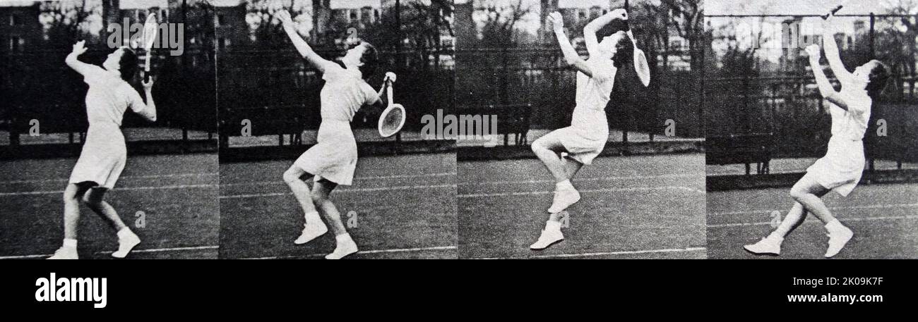 Il tennista Jean Nicoll dimostra una smash. Sequenza fotografica del colpo di una smash nel tennis. Foto Stock