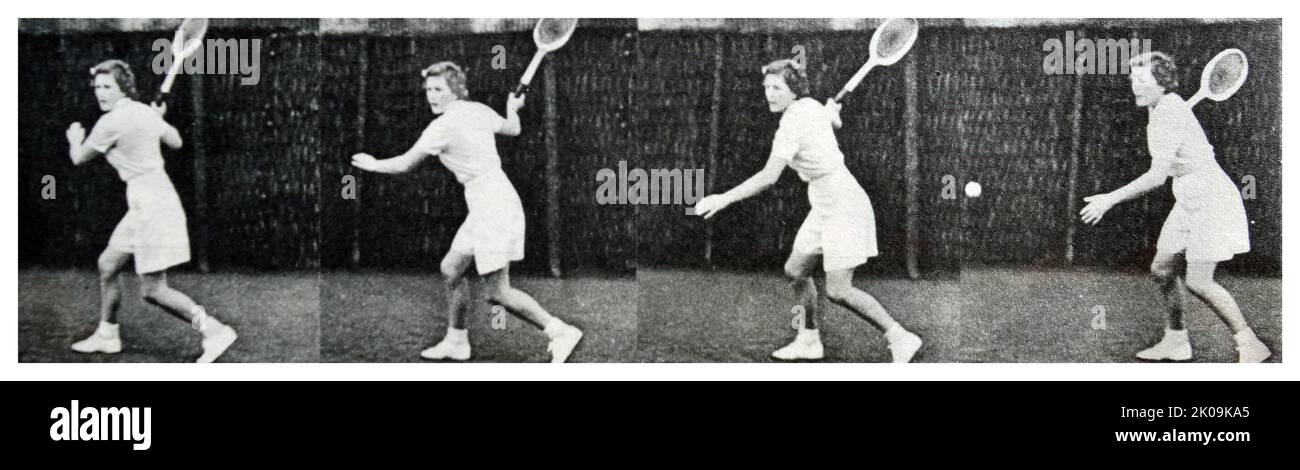Il tennista Jean Nicoll dimostra una guida in avanti. Sequenza fotografica del colpo di una guida in avanti nel tennis. Foto Stock