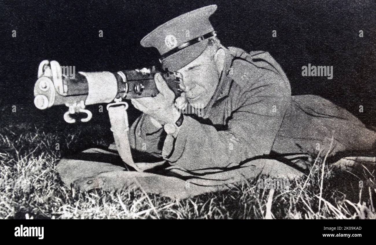 Cecchino dell'esercito che effettua la pratica di gamma del fucile alla scuola delle armi piccole dell'esercito durante la seconda guerra mondiale Foto Stock