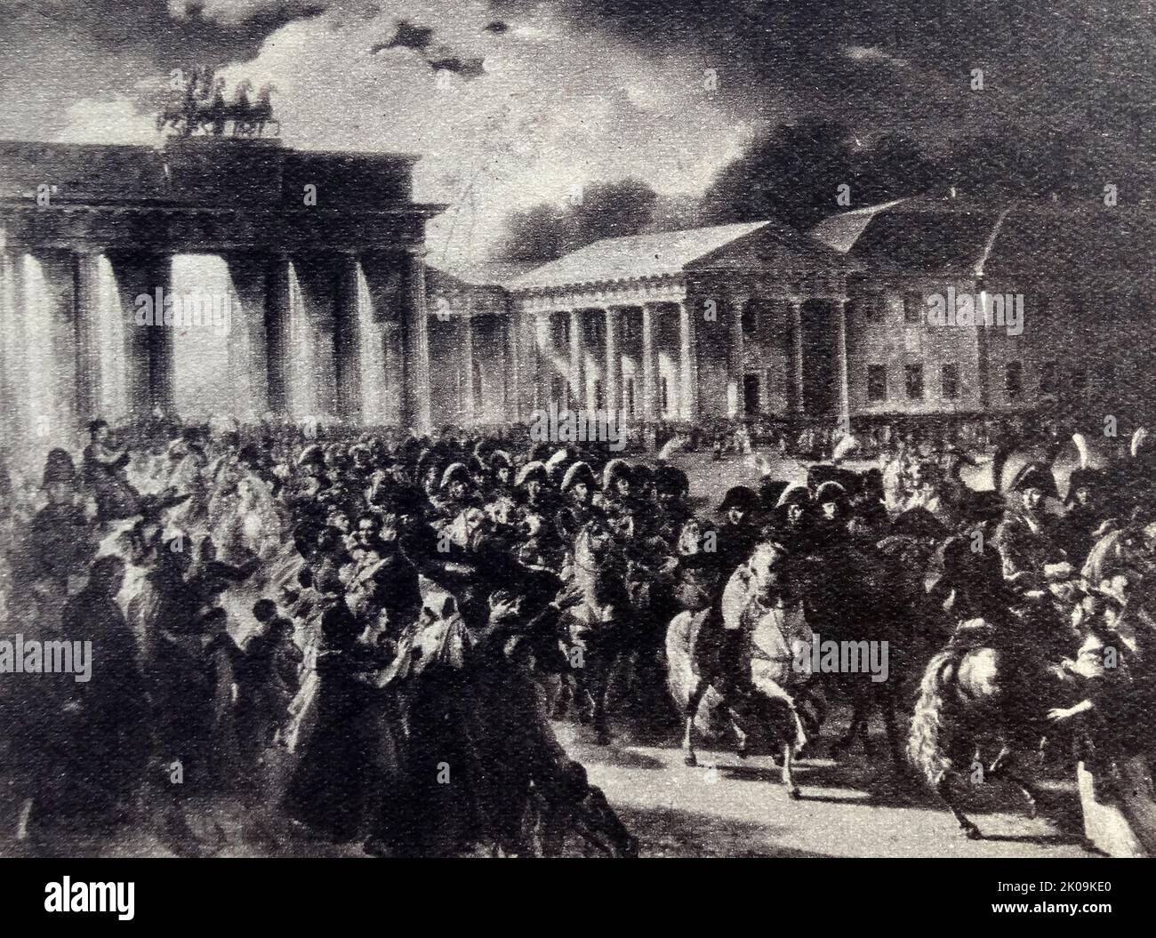 Napoleone entra a Berlino, 1806. La caduta di Berlino ebbe luogo il 27 ottobre 1806, quando la capitale prussiana di Berlino fu catturata dalle forze francesi dopo la battaglia di Jena-Auerstedt. L'imperatore francese Napoleone Bonaparte entrò nella città, da cui emise il suo Decreto di Berlino implementando il suo sistema continentale. Si è svolto un saccheggio su larga scala di Berlino. Foto Stock
