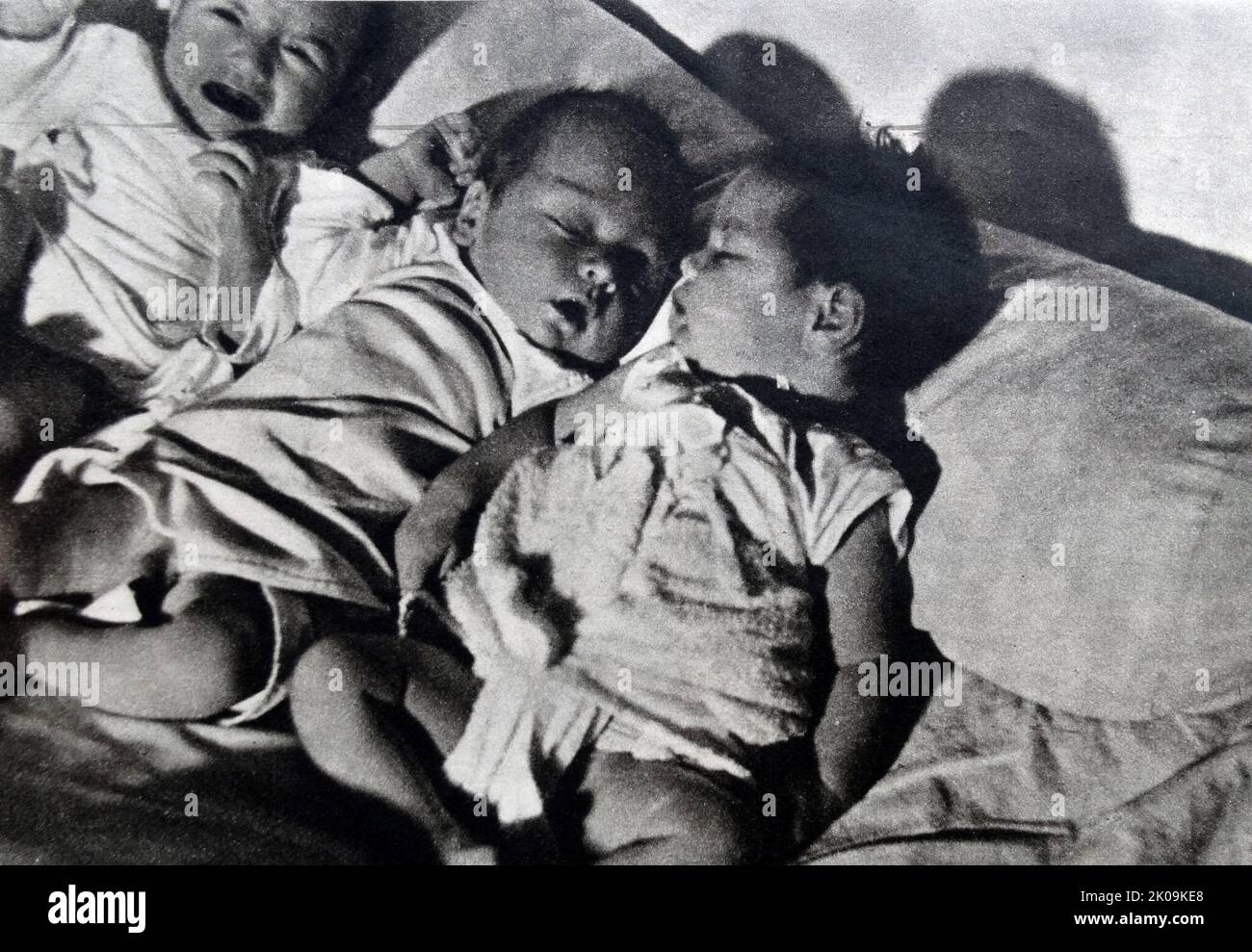 I rifugiati spagnoli della guerra civile fuggono in Francia alla fine della guerra nel 1939. I bambini dormono nei loro letti. La guerra civile spagnola fu una guerra civile in Spagna combattuta dal 1936 al 1939. I repubblicani fedeli al governo del fronte popolare di sinistra della seconda instabile Repubblica spagnola combattevano contro un'insurrezione dei nazionalisti, guidati da un gruppo militare tra cui il generale Francisco Franco raggiunse presto un ruolo preponderante. Foto Stock