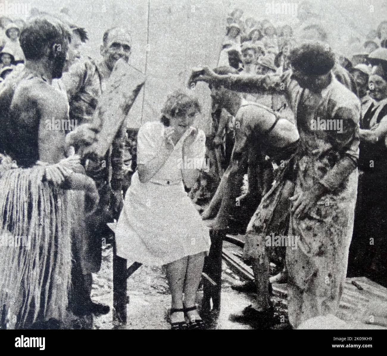 Iniziazione per infermieri nell'esercito britannico su una nave da tropship durante la seconda guerra mondiale Foto Stock