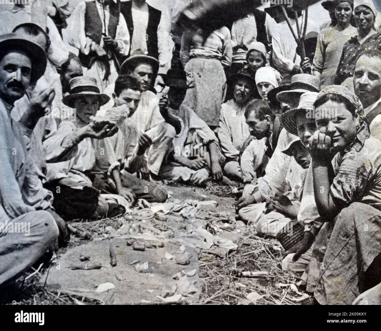 I contadini rumeni si riuniscono per condividere il cibo durante la seconda guerra mondiale, 1940. Foto Stock