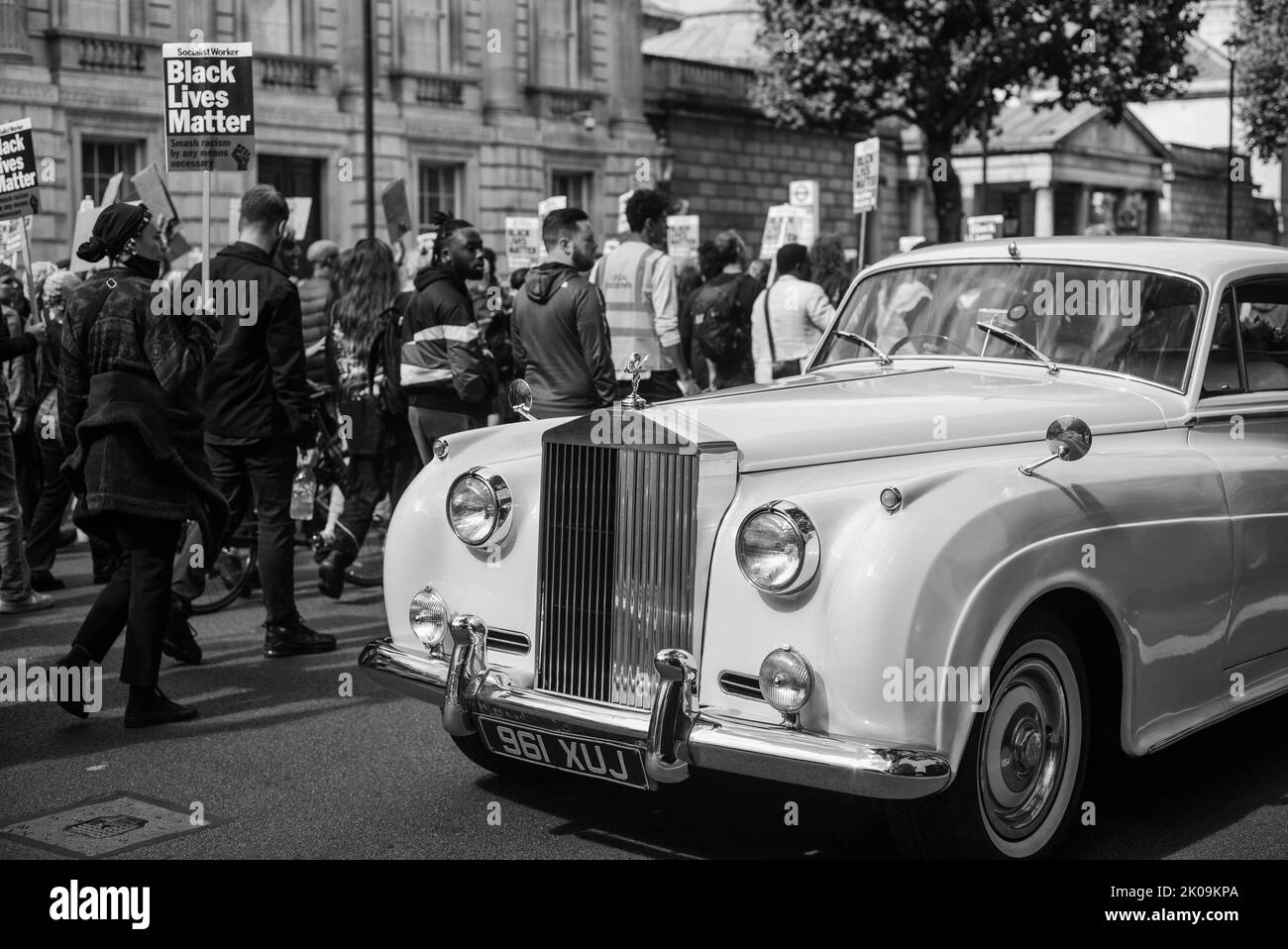 I manifestanti si sono riuniti a Scotland Yard, chiedendo giustizia a Chris Kaba che è stato ucciso a morte dalla polizia a Streatham, Londra. Foto Stock