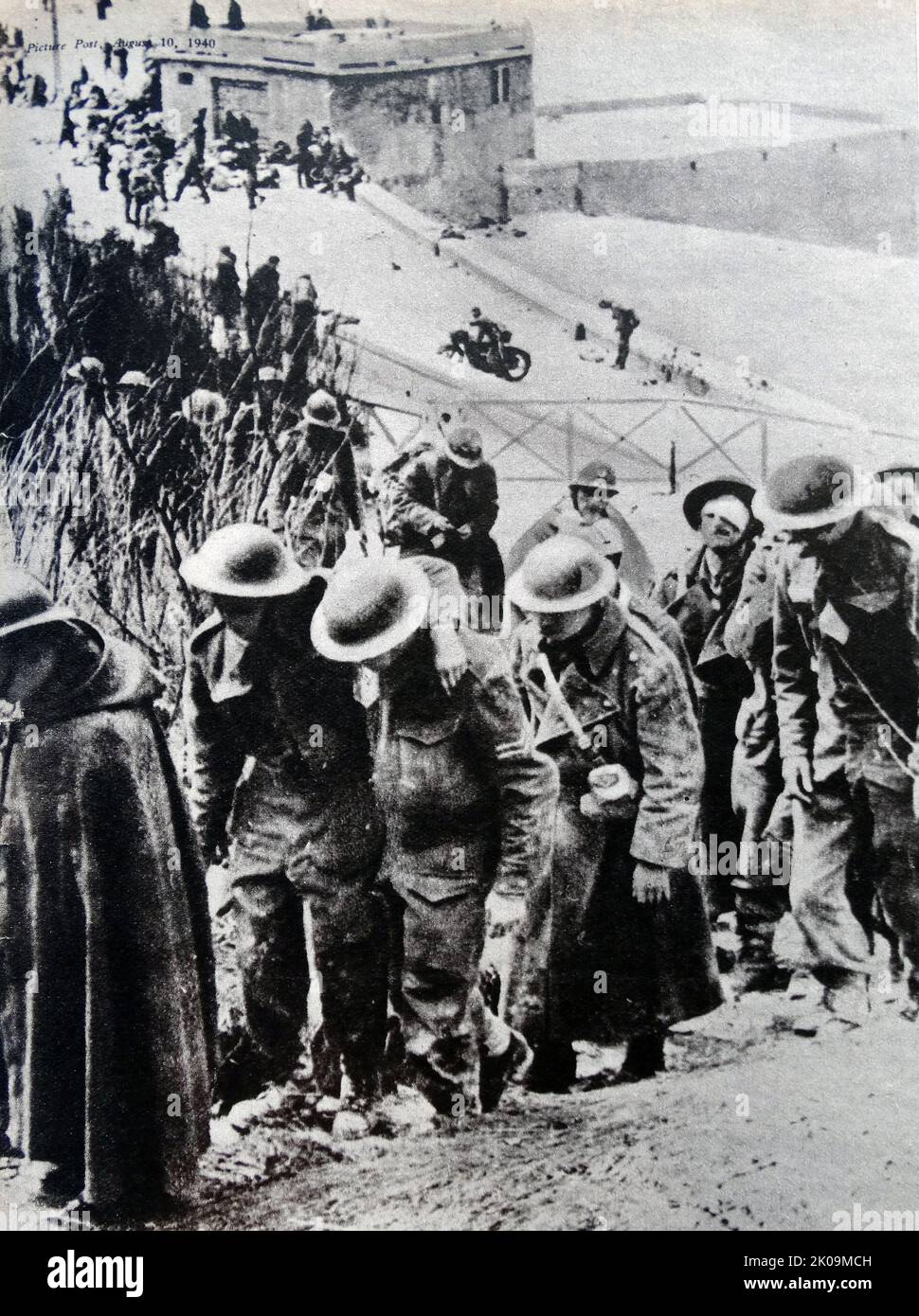 Lo spirito dietro la nuova Esercito britannico. I soldati britannici e francesi si aiutano a vicenda nei sandhills dietro Dunkerque. Foto Stock