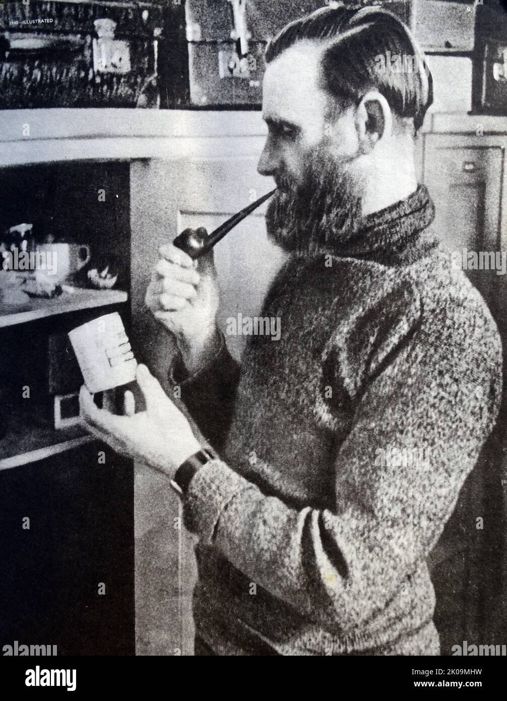 Marinaio con la sua teglia da tabacco nella sua stanza in un campo di prigionia tedesco durante la seconda guerra mondiale Foto Stock