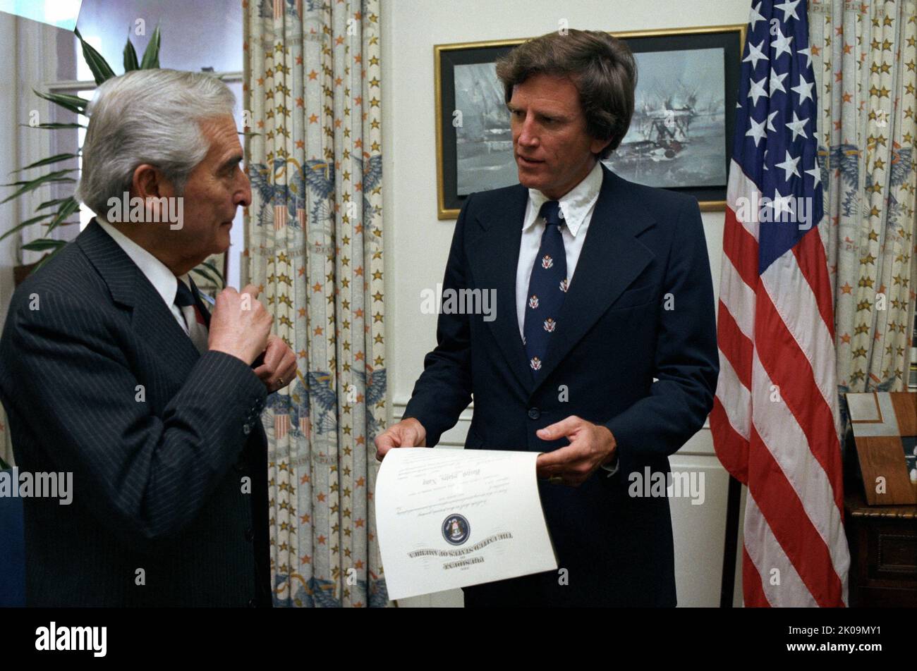 Gary Hart (nato nel 1936) politico americano, diplomatico e avvocato. È stato il primo classificato per la nomina presidenziale democratica del 1988 fino a quando non è uscito in mezzo a rivelazioni di affari extramarital. Rappresentò il Colorado nel Senato degli Stati Uniti dal 1975 al 1987. Foto Stock
