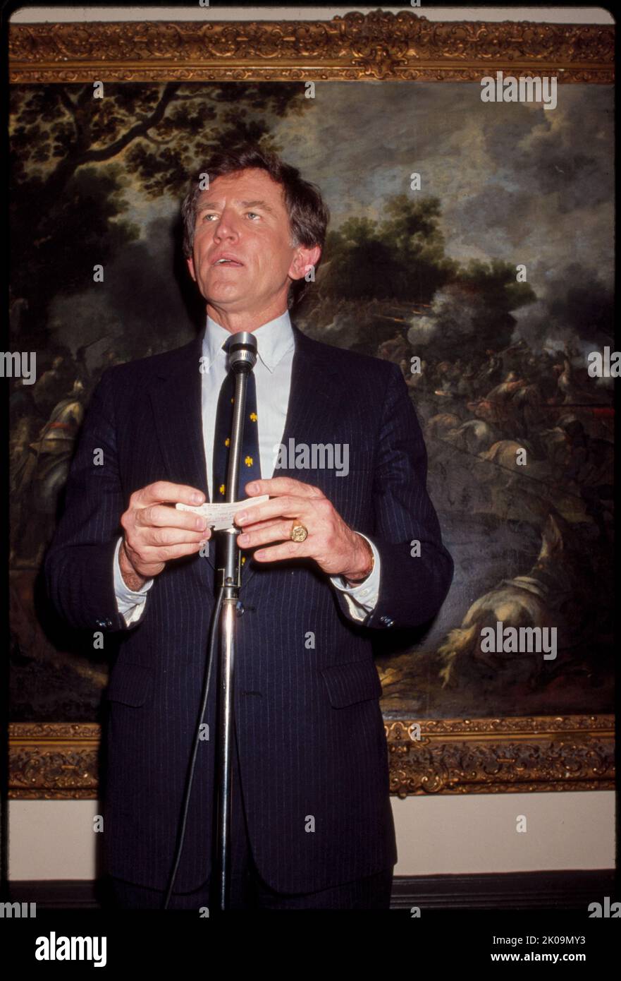 Gary Hart (nato nel 1936) politico americano, diplomatico e avvocato. È stato il primo classificato per la nomina presidenziale democratica del 1988 fino a quando non è uscito in mezzo a rivelazioni di affari extramarital. Rappresentò il Colorado nel Senato degli Stati Uniti dal 1975 al 1987. Foto Stock