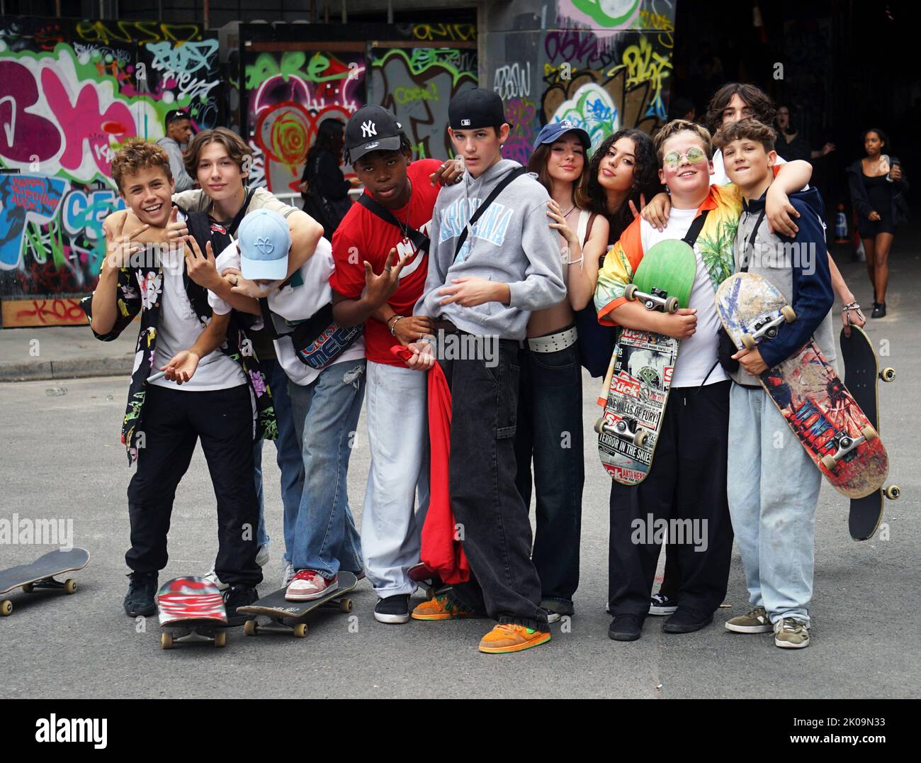 Studenti delle scuole superiori skateboarding nel centro di Londra, durante una pausa dalla scuola, nel Covid-19, Coronavirus Pandemic. Settembre 2021. Foto Stock
