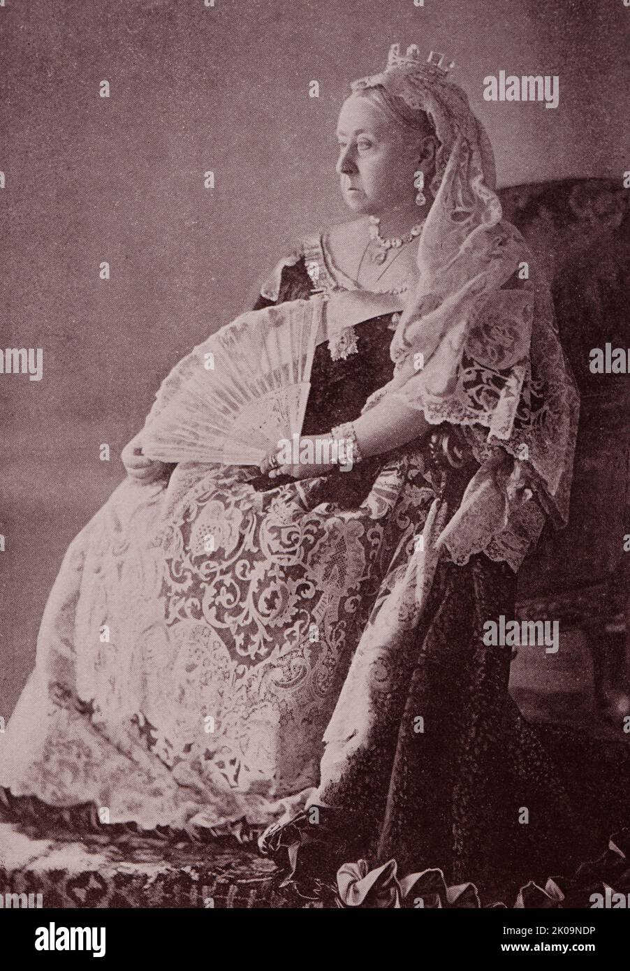 Regina Vittoria. Victoria (Alexandrina Victoria, 24 maggio 1819 – 22 gennaio 1901) è stata la regina del Regno Unito di Gran Bretagna e Irlanda dal 20 giugno 1837 fino alla sua morte nel 1901. Conosciuto come l'era vittoriana, il suo regno di 63 anni e sette mesi era più lungo di qualsiasi monarca britannico precedente. Fu un periodo di cambiamento industriale, politico, scientifico e militare all'interno del Regno Unito, e fu segnato da una grande espansione dell'Impero britannico. Foto Stock