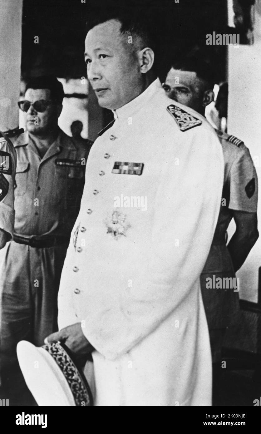 Sisavang Vatthana (1907 - 1978) ultimo re del Regno del Laos e il 6th primo ministro del Laos in servizio dal 29 ottobre al 21 novembre 1951. Ha governato dal 1959 dopo la morte del padre fino alla sua abdicazione forzata nel 1975. Il suo dominio terminò con l'acquisizione da parte del Pathet Lao nel 1975, dopo di che lui e la sua famiglia furono mandati in un campo di rieducazione dal nuovo governo. Foto Stock