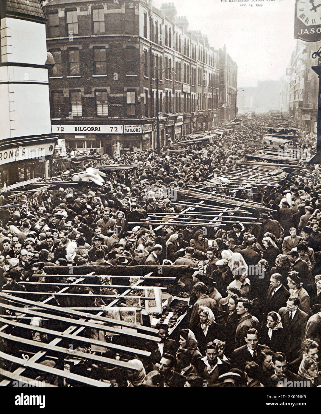 Shopping natalizio nell'East End di Londra, domenica mattina a Petticoat Lane. Foto Stock