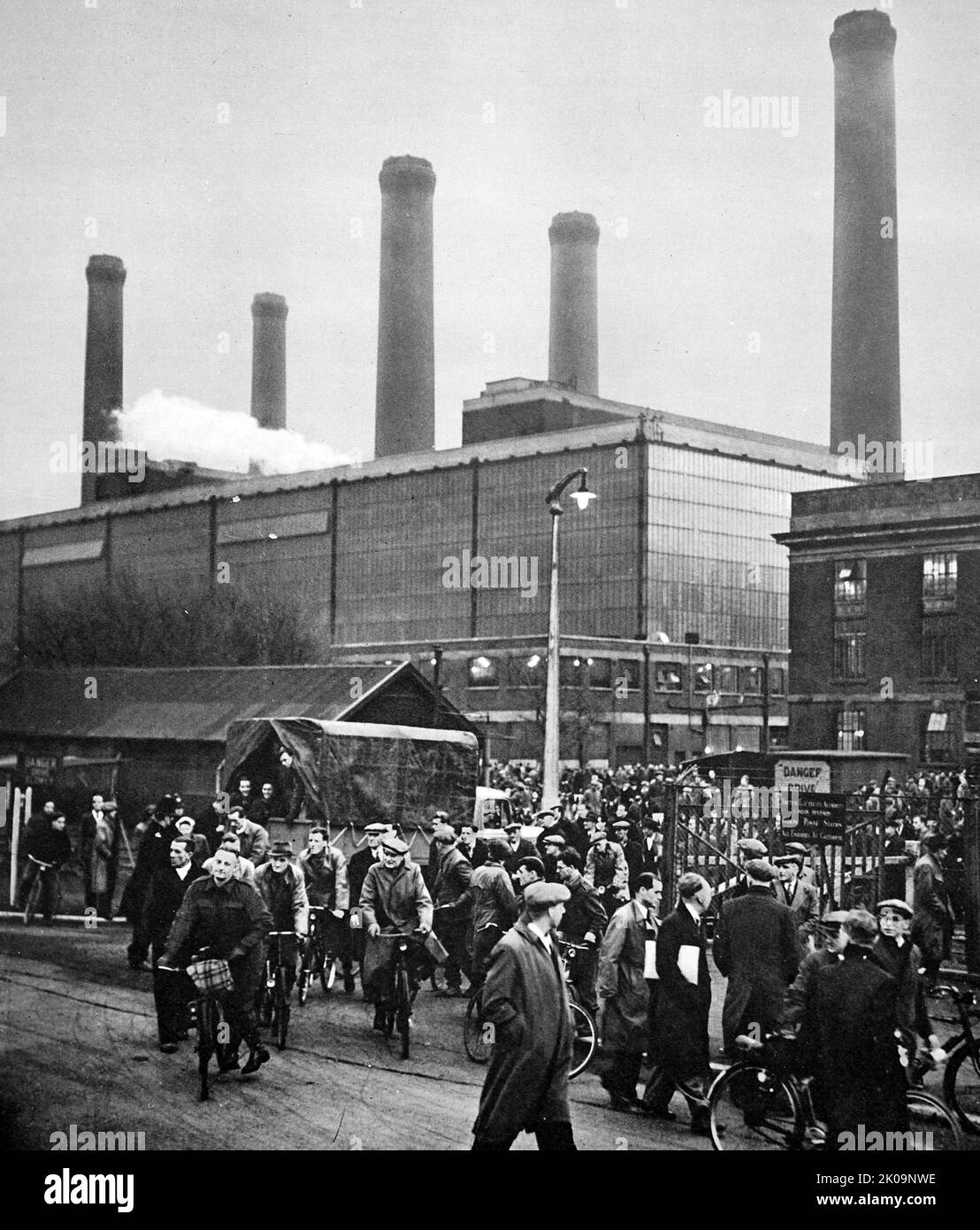 Sciopero non ufficiale presso la più grande unità generatrice d'Europa: I lavoratori che lasciano la centrale elettrica di Barking, Londra. Foto Stock
