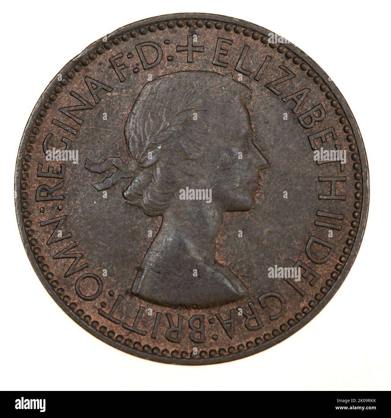 Grande bronzo brignoso metà moneta datata 1953 con la regina Elisabetta II sul fronte Foto Stock