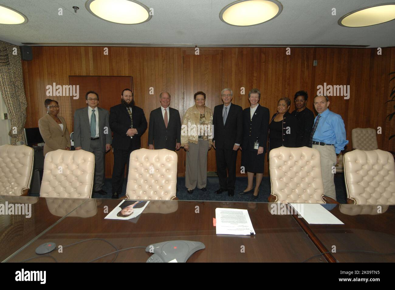 Firma del regolamento per la rivendicazione Fair Labor Standards Act - Firma del regolamento HUD con l'American Federation of Government employees (AFGE) Council 222 e la National Federation of Federal employees (NFFE) Local 1450 in caso di reclamo Fair Labor Standards Act nei confronti dell'agenzia per conto di ex e attuali dipendenti. Il Vice Segretario Roy Bernardi è stato tra i funzionari dell'HUD a disposizione per la firma. Firma del regolamento per il Fair Labor Standards Act oggetto del reclamo, firma del regolamento HUD con l'American Federation of Government employees (AFGE) Council 222 e la National Federation of Federa Foto Stock