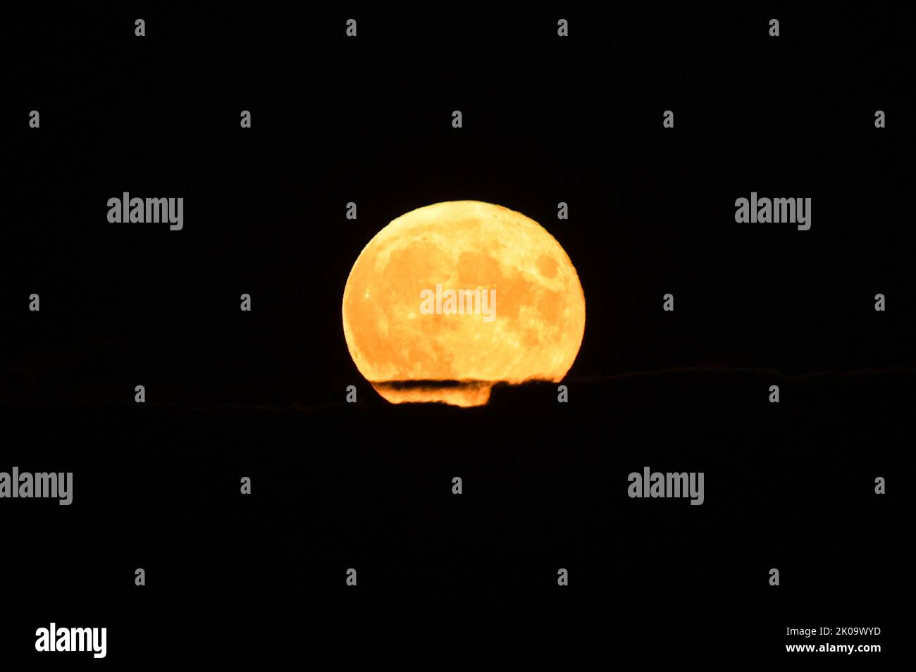 Rowley Hills, Dudley - 10th 2022 settembre - la Harvest Super Moon sorge tra le nuvole sopra Birmingham. Credit: Scott CM/Alamy Live News Foto Stock