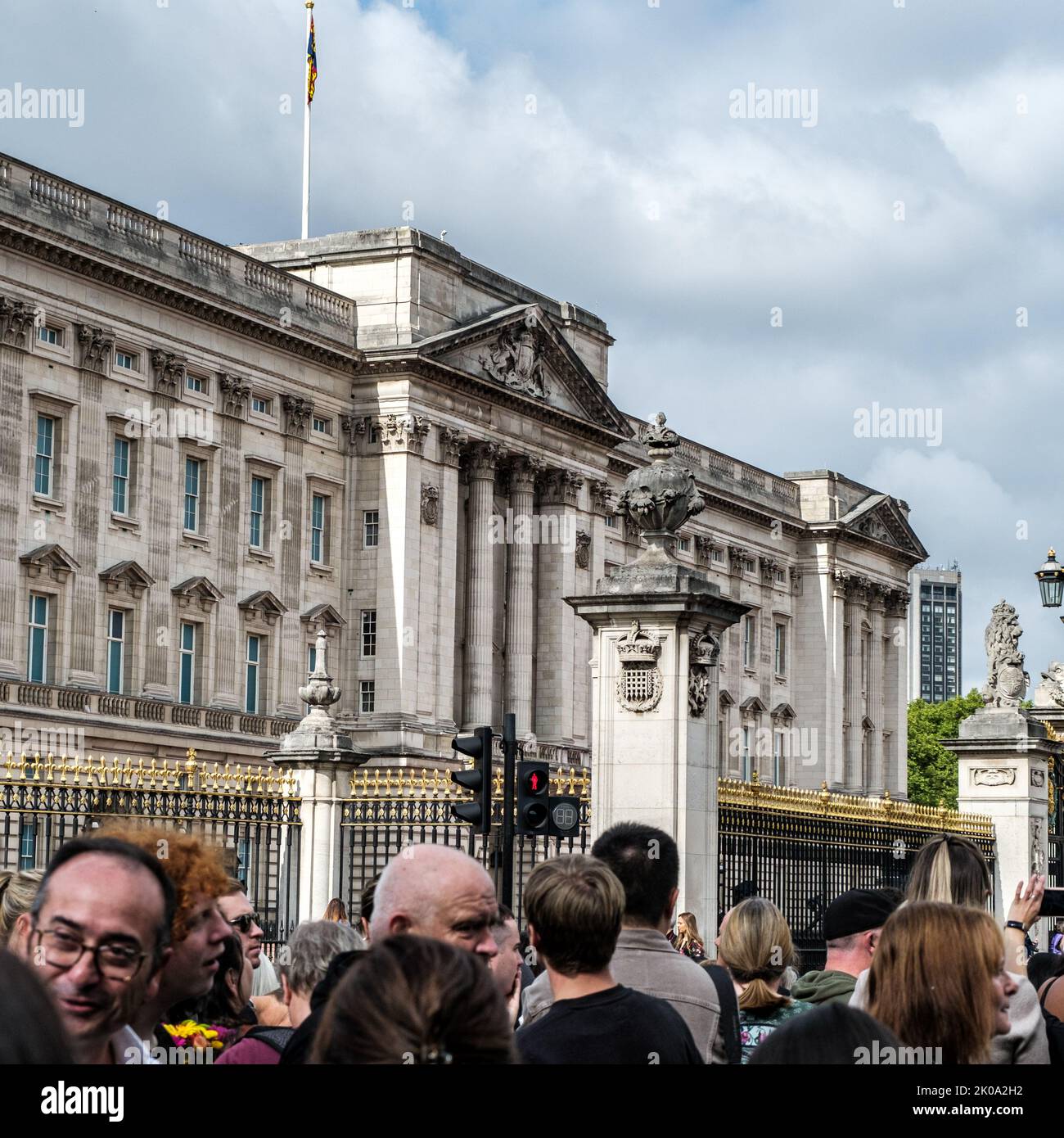 Città di Westminster Londra, Regno Unito, 10 2022 settembre, le folle si riunirono a Londra per piangere il passaggio della Regina Elisabetta ll fuori Buckingham Palace Foto Stock